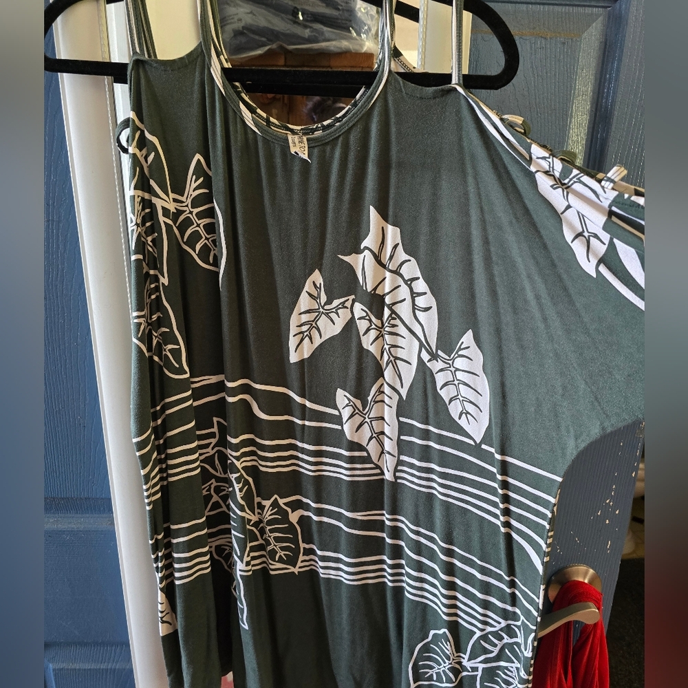 Wahine Toa Elegant Kalo Leaf Print Women's Top